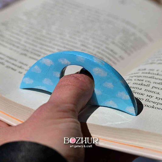 Книгодържач "Над облаците" - ръчно рисуван
